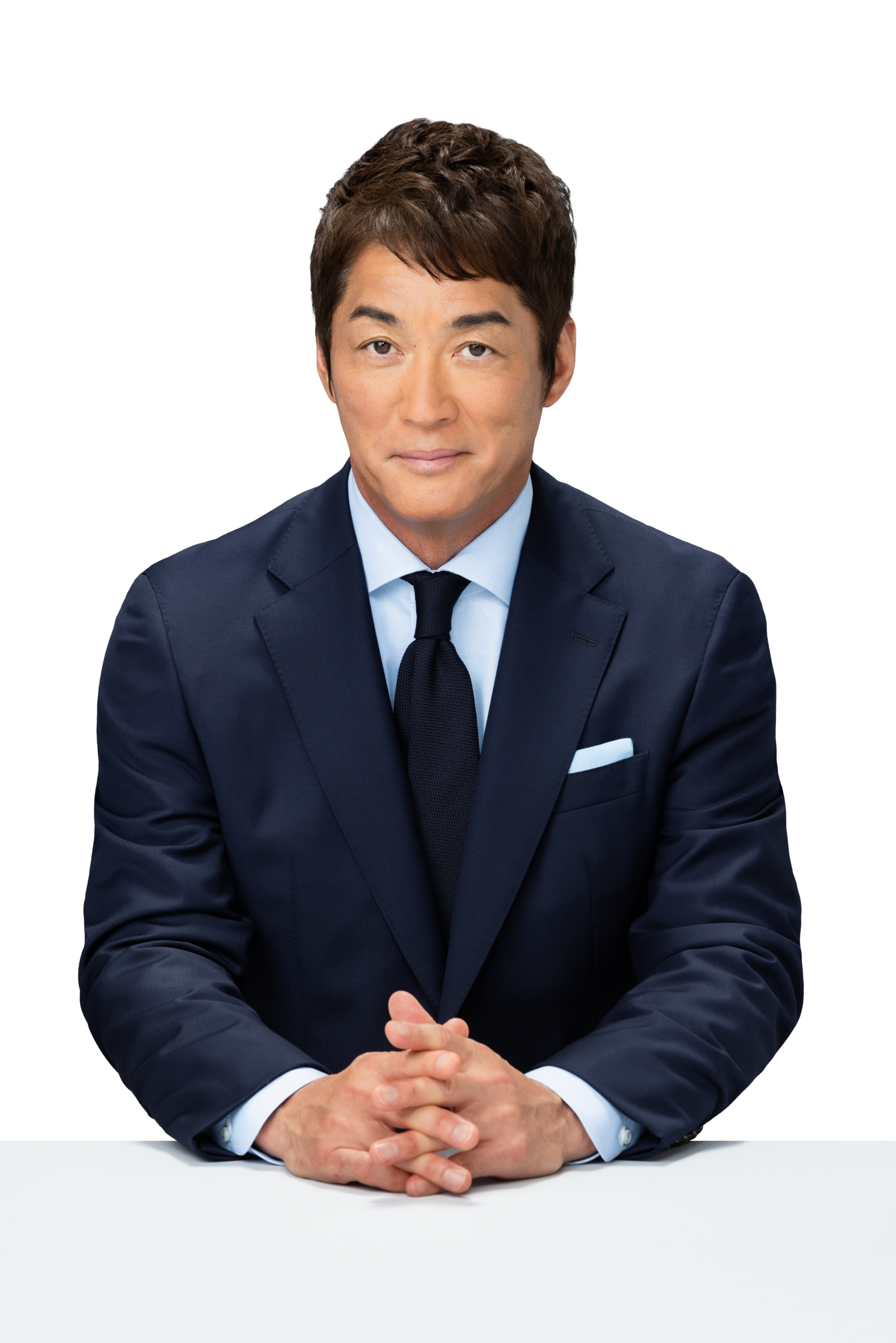 スーツ姿で正面を向く長嶋一茂